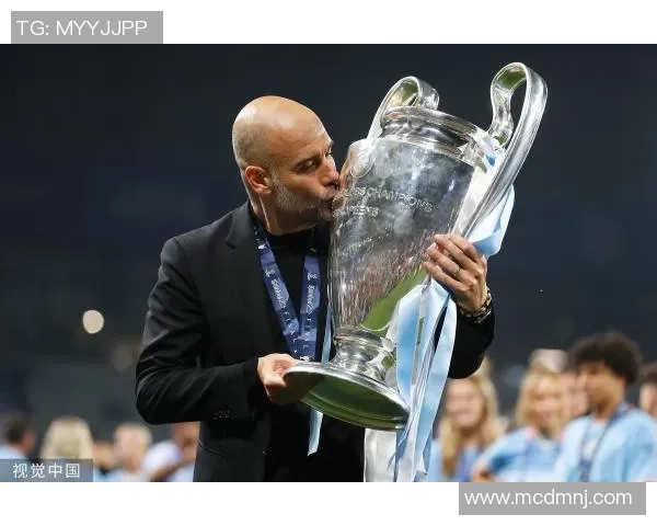 荣耀时刻提着奖杯的足球明星展现无与伦比的风采与激情 荣耀时刻提着奖杯的足球明星展现无与伦比的风采与激情