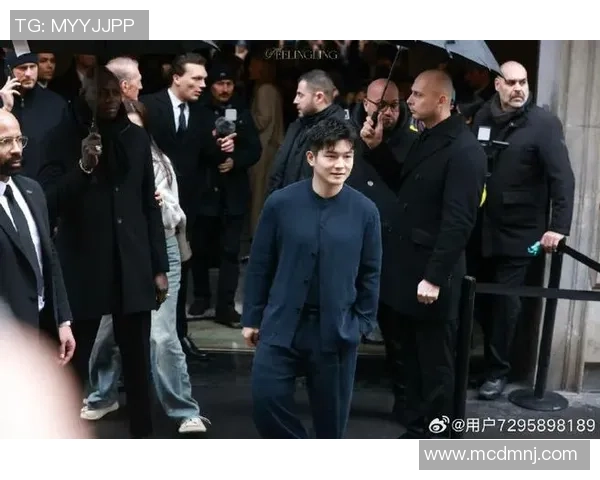 足球明星优雅转身西装搭配手包展现时尚魅力与运动风范 足球明星优雅转身西装搭配手包展现时尚魅力与运动风范